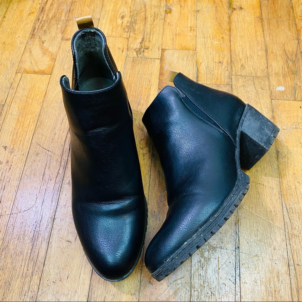 EUC Dr.Scholl’s Slip On 2”Heel Rubber Bottom Ankle “London” Boots 8M Man Made